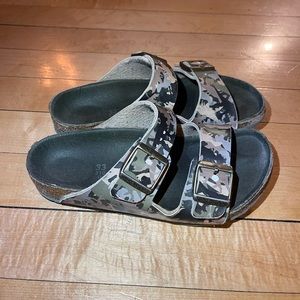 Kids camo dinosaur pattern Birkenstock size 33 EUR